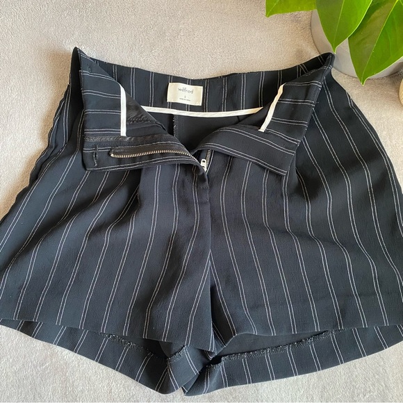 Aritzia Wilfred black pinstripe dress shorts size 0 - Picture 4 of 8